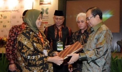 Priyo Budi Santoso (paling kanan) menerima berita acara serah terima jabatan dari Ketua Presidium ICMI 2013 Marwah Daud.