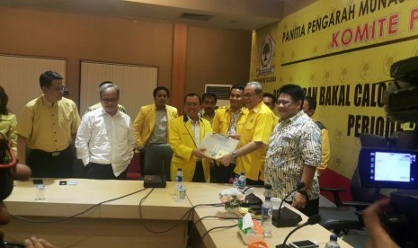 Priyo Budi Santoso, saat mendaftarkan diri menjadi bakal calon ketua umum Partai Golkar