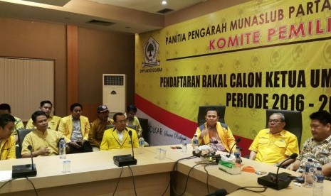 Priyo Budi Santoso (tengah berkacamata) saat mendaftar maju sebagai bakal calon ketua umum Partai Golkar