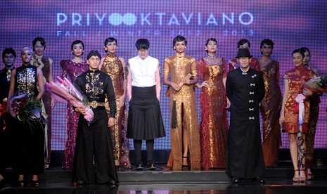 Priyo Oktaviano (right, wears black) is on the stage with his collections.    