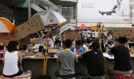 Pro-democracy students study on makeshift desks blocking a main road leading to the Central financial district in Hong Kong October 12, 2014.