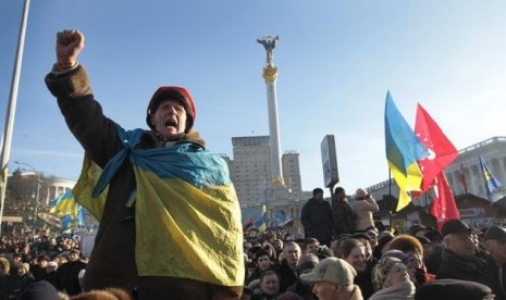 Pro-European Union activists gather during a rally in Independence Square in Kiev, Ukraine, Sunday, Dec. 22, 2013. 