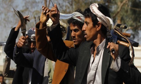 Pro-Houthi armed tribesmen attend a tribal gathering to show support to the Houthi rebels in Sana’a, Yemen, 10 December 2015.   