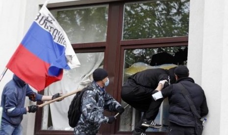 Pro-Russian activists attack the regional administration building in Luhansk, eastern Ukraine, April 29, 2014.