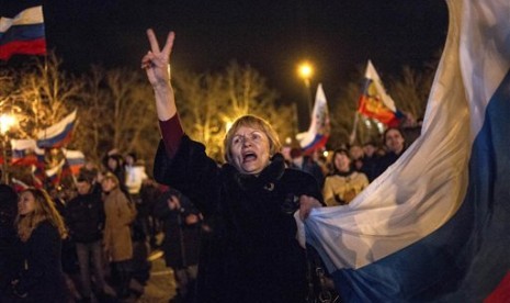  Pro-Russian people celebrate in the central square in Sevastopol, Ukraine, late Sunday, March 16, 2014. 