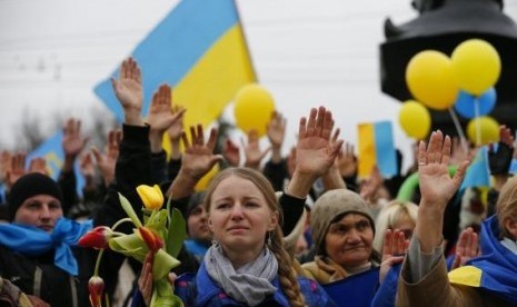 Pro-Ukrainian supporters raise their hands to symbolise a referendum and remember the victims of violence in recent protests in Kiev as they take part in a rally in Simferopol March 9, 2014.