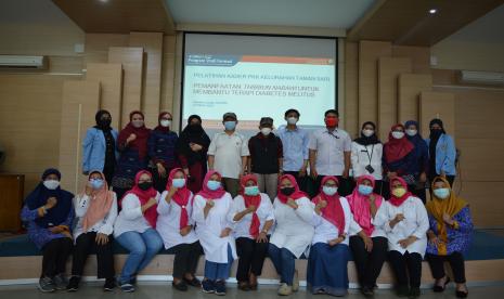 Prodi Farmasi FMIPA Universitas Islam Bandung (Unisba) melaksanakan kegiatan pengabdian kepada masyarakat (PKM) untuk para kader PKK di lingkungan Kelurahan Tamansari dengan tema ‘Pemanfaatan Thibbun Nabawi Untuk Membantu Terapi Diabetes Melitus’ di Student Center Unisba, Rabu (23/3/2022) lalu. 