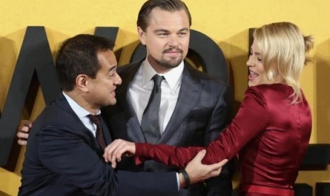 Producer Riza Aziz (left), and cast members Leonardo DiCaprio and Margot Robbie arrive for the UK Premiere of ''The Wolf of Wall Street'' at Leicester Square, London January 9, 2014.