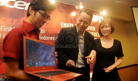 Product Director Acer Indonesia, Martin Wibisono (tengah), Marketing Manager AMD Far East Ltd Indonesia, Armawati Cen (kanan) serta Consumer Notebook and 2 in 1 Product Manager Acer Indonesia, Suryadi Hiumanbrata (kiri) menunjukan notebook Acer Aspire E5-5