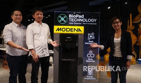 Product Marketing Manager PT MODENA Indonesia Hendrik Senjaya, Vice President PT MODENA Indonesia Robert Widjaja dan Marketing Group Head PT MODENA Indonesia Novi Hariyanti (kiri-kanan) memperlihatkan Water Dispenser MODENA DD 718 L pada acara peluncurannya di Jakarta, Rabu (26/6). Produk ini menggunakan teknologi BioPad yang akan menghasilkan air dengan molekul  hexagonal.  