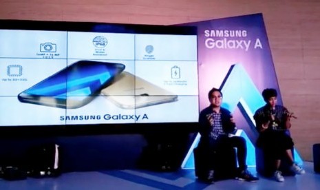 Product Marketing Samsung Electronics Indonesia, Ahmad Irfan (kiri).