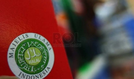 Produk dengan label halal terpajang di salah satu supermarket di Jakarta, Selasa (23/9). (Republika/Prayogi).