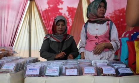 Produk dodol Kentang yang dipamerkan di Tour de Singkarak etape VII di Kabupaten Kerinci, Jumat (8/11) 