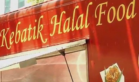 Sign of 'halal food' in a food counter (illustration)