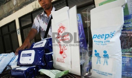 Produk kantung kencing dijajakan pada asrama haji, Bekasi, Jawa Barat, Jumat (19/9).( Republika/ Tahta Aidilla)