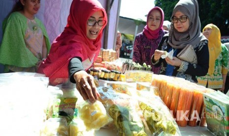 Produk kuliner dari berbagai daerah asal Jaba, bagian dari kegiatan Festival Permainan Tradisional Se-Jabar, di Teater Terbuka Taman Budaya Jabar, Kota Bandung, Kamis (21/7). (Republika/Edi Yusuf)