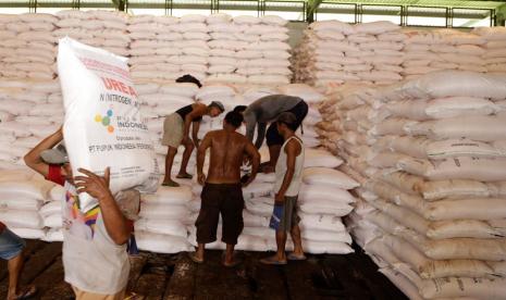 PT Pupuk Indonesia (Persero) mengimbau kepada seluruh petani agar mewaspadai peredaran pupuk tiruan menjelang musim tanam. Pasalnya, produk pupuk tiruan tersebut sangat identik dari sisi kemasan dan merek produk khususnya pupuk bersubsidi milik Pupuk Indonesia (Persero).