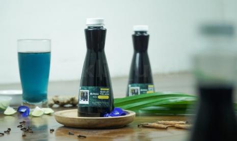 Produk sirup bernama 'Surya Hijau' yang dihasilkan mahasiswa UAD hasil budi daya bunga telang. 