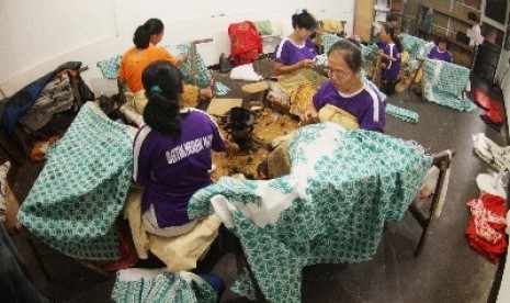 Produksi batik di Kampung Batik Laweyan, Solo.