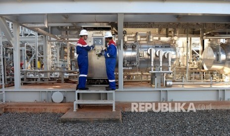 Produksi Gas CPP Donggi. Pekerja PT Pertamina EP melakukan pemeriksaan rutin di fasilitas produksi gas CPP Donggi yang berada di Desa Dongin, Kabupaten Banggai, Sulawesi Tengah, Selasa (31/5).