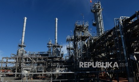 Produksi Gas CPP Donggi. Pekerja PT Pertamina EP melakukan pemeriksaan rutin di fasilitas produksi gas CPP Donggi yang berada di Desa Dongin, Kabupaten Banggai, Sulawesi Tengah, Selasa (31/5).