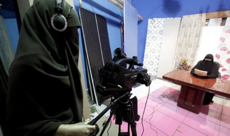  Produksi program tayangan televisi tengah dibuat oleh sebuah saluran TV baru yang dikelola seluruhnya oleh karyawan perempuan, akan diluncurkan akhir pekan ini di Kairo, Mesir, Kamis (19/7). (Mohamed Abd El Ghany/Reuters)