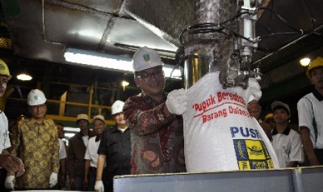 Produksi pupuk urea di PT Pusri.