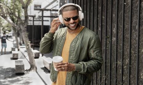 Produsen alat elektronik Shure kembali memperkenalkan produk headphone wireless terbaru bagi pecinta musik, komuter dan para traveler. AONIC 40 Wireless Noise Cancelling Headphones menggabungkan desain portabel dan elegan dengan audio Shure yang terkemuka di industri serta dikagumi dan dipercaya oleh para musisi. 