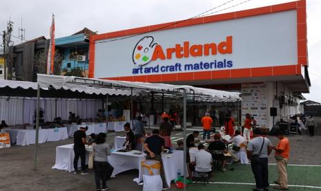 Produsen cat, Pacific Paint mendukung peresmian outlet baru Artland yang berlokasi di Bali. Artland merupakan toko yang menyediakan perlengkapan kesenian dengan konsep modern sehingga mampu menjangkau jaringan yang luas di Indonesia. Adapun bentuk dukungan Pacific Paint dalam kegiatan bertema Art Paradise in Artland adalah menyediakan sebanyak 111 galon cat dinding interior Metrolite Acrylic Emulsion dan eksterior yakni Metrolite Weatherseal.