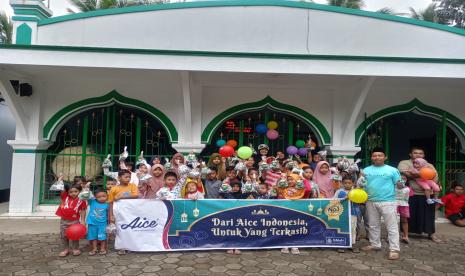 Produsen es krim terpopuler, Aice Group turut meriahkan Bulan Ramadan 1445H dengan menghadirkan kampanye “Dari Aice Indonesia Untuk yang Terkasih” yang membagikan jutaan es krim ke 5.000 masjid dan musala di seluruh Indonesia