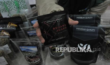 Produsen kopi menunjukkan beberapa jenis kopi sumsel yang telah dikemas pada pengukuhan Asosiasi Kopi Indonesia (ASKI) Sumsel, di Graha Bina Praja Palembang, Sumsel, Kamis (28/1/2021). Pemerintah Provinsi Sumatera Selatan mengambil langkah strategis yakni membangun industri kopi (hilirisasi) sehingga dapat memunculkan brand kopi Sumsel.