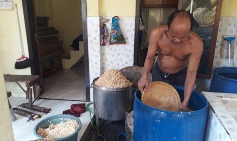 Tempe producer in Surabaya, Untung Sutopo (49) preparing soybean as the material of tempe