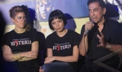 Produser film Chand Parwez Servia (kanan) bersama artis Imelda Therine (tengah) dan Bella Esperance saat konferensi pers film Hi5teria di Jakarta. 