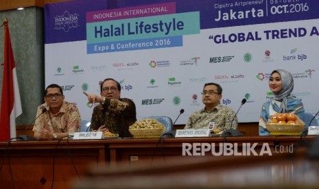 Produser Film Kalam-Kalam Langit Dony Ramadhan, Ketua Indonesia Halal Life Center Sapta Nirwandar, Sekjen Kemenperind Syarif Hidayat, dan Fashion Designer Dian Pelangi (dari kiri) menggelar konferensi pers Indonesia International Halal Lifestyle Expo & Con