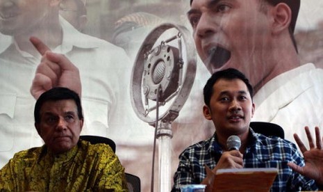 Produser Film Soekarno yang juga Direktur PT Tripar Multivision Plus, Raam Punjabi (kiri) dan Sutradara Film Soekarno Hanung Bramantyo memberikan tanggapan dan penjelasan atas somasi putri Presiden RI pertama Soekarno, Rachmawati Soekarnoputri terhadap fil