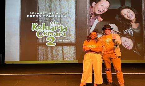 Produser Keluarga Cemara 2 dari Visinema, Anggia Kharisma (kiri) dan sutradara Ismail Basbeth (kanan) dalam acara konferensi pers film Keluarga Cemara 2 di Plaza Senayan, Jakarta Pusat, Rabu (18/5/2022). Film hits ini versi serialnya akan tayang di Disney+ Hotstar mulai 24 September 2022.