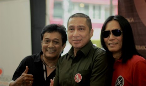 Produser Seno M hardjo diapit oleh Oddie Agam dan James F Sundah