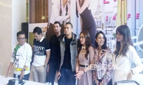 Produser Sunil Soraya dan pemeran Eifell I'm In Love 2 pada perilisan trailer resmi dan OST film Eiffel I'm In Love 2 di Gedung Soraya Intercine, Jakarta, Kamis (14/12).