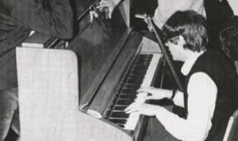 Setelah 10 pekan ditutup karena pandemi virus corona, studio rekaman legendaris Abbey Road dibuka kembali (Foto: Produser The Beatles, George Martin, terlihat memainkan piano Challen di Studio III, Abbey Road, dikelilingi anggota band tersebut)