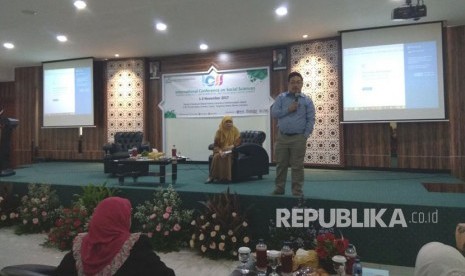 Prof. Adi Fahrudin, Ph.D saat menyampaikan materi di Workshop Publication in International Journal, pada  International Conference of Social Sciences, di Universitas Muhammadiyah Jakarta (UMJ), Kamis (2/11).