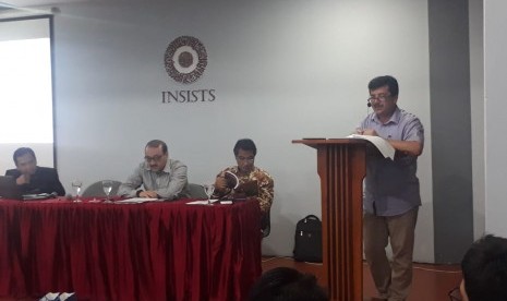 Prof Ahmet Karacik sedang memaparkan pendapatnya tentang Said Nursi dalam seminar di INSISTS Jakarta pada Senin (15/7)