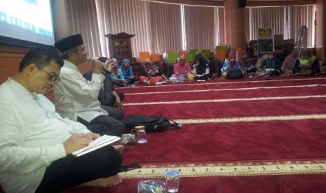 Prof Ahsin Sakho Muhammad menyampaikan kajian Surah Luqman ayat  13-19 pada Kajian Al-Qur'an  Ilmiah (KAIL) di Jakarta, Jumat (5/2). 