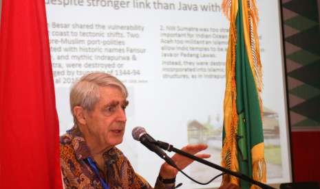 Prof Anthony Reid memaparkan materi sebagai keynote speaker pada konferensi internasional di UIN Ar-Raniry.