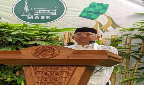  Ramadhan Momentum Memperkuat Ukhuwah. Foto:  Prof Azyumardi Azra saat menjadi khatib sholat Idul Fitri di Masjid Agung Sunda Kelapa.