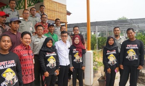 Prof Dedi Nursyamsi bersama petani muda