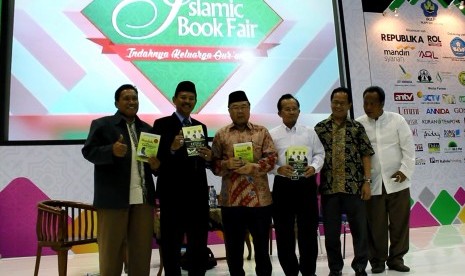  Prof. Didin Hafidhudin, Dr. Muchlis Hanafi, DR Sunandar Ibnu Nur, dan Dr. Hasan Basri Tanjung saat bedah buku'Mendaki Jalan Kemuliaan' serta 'Menikmati Hidup dan Mengingat Maut' di Panggung Utama, Islamic Book Fair 2016, Jakarta, Selasa (3/1). 