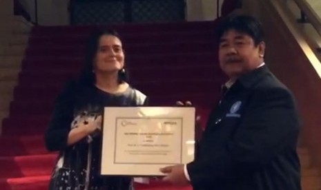 Prof Dr Bambang Hero Saharjo (kanan) saat menerima Penghargaan John Maddox 2019.