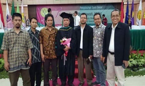 Prof Dr Burhanuddin Tola dikukuhkan sebagai Guru Besar UNJ, Senin (23/5).