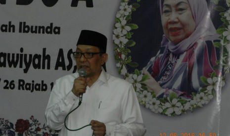 Prof Dr Dailami Firdaus, putra kedua almarhumah Prof Dr Hj Tutty Alawiyah AS, di hadapan jamaah takziyah pada acara doa dan tahlil, Ahad (12/6)