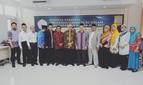 Prof Dr Dede Rosyada MA bersama Panitia Seminar Nasional Pendidikan STAI Al-Hamidiyah Jakarta. 